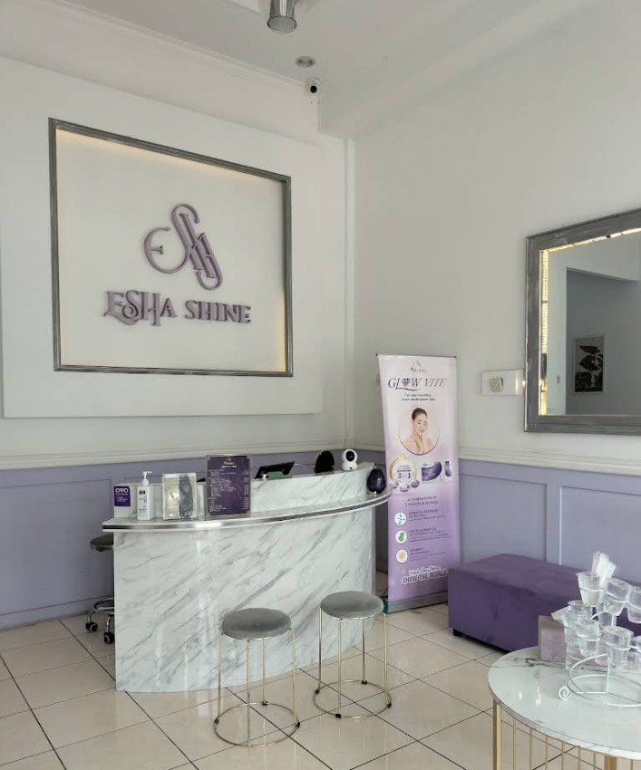 Area resepsionis Esha Shine Clinic